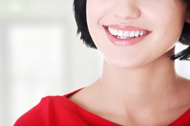 kadın mükemmel düz beyaz dişleriyle.