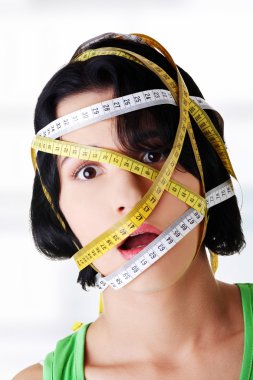ölçme bant ile güzel bir genç kadın