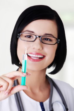 mutlu tıbbi doktor veya hemşire şırınga ile