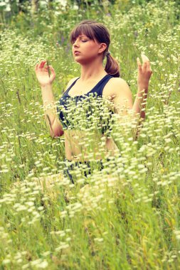 Yoga yaparken genç bir kadın