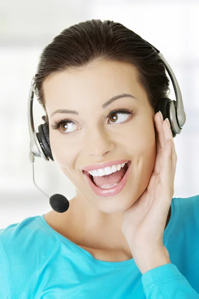 Bonito jovem assistente de call center sorrindo — Fotografia de Stock