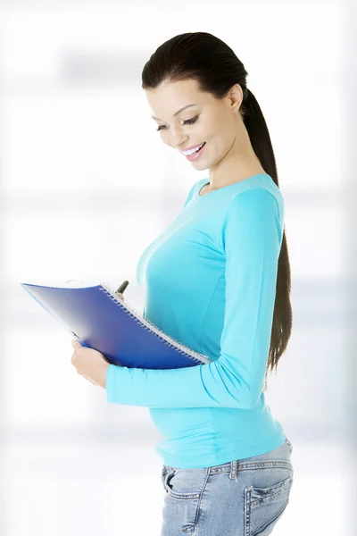 Mujer estudiante feliz con cuaderno — Foto de Stock