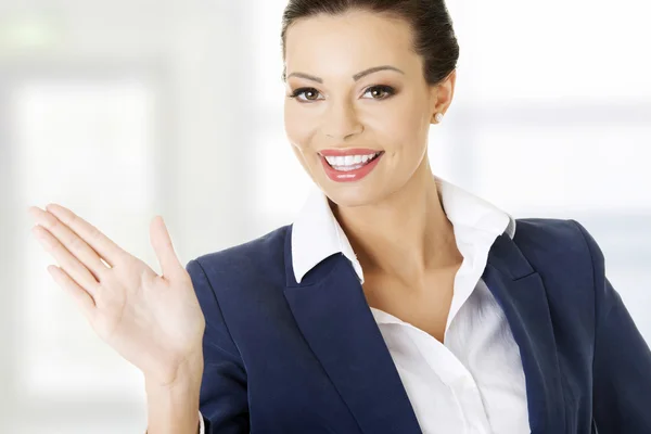 Mujer de negocios haciendo elegir con su palma — Foto de Stock