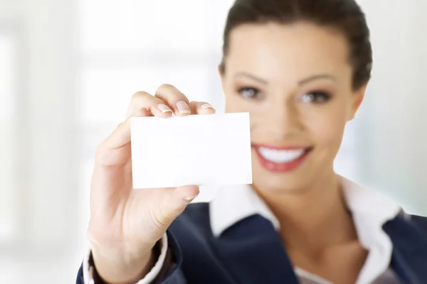 Красива усміхнена бізнес-леді з візитною карткою . — стокове фото