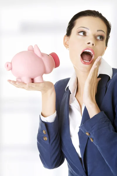 Счастливая деловая женщина со своими сбережениями — стоковое фото