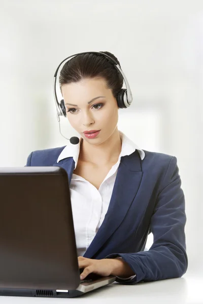 Linda jovem assistente de call center na mesa — Fotografia de Stock