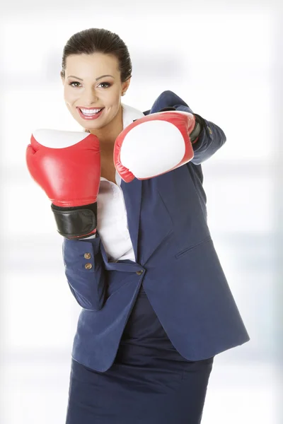 Joven empresaria con guantes de boxeo — Foto de Stock