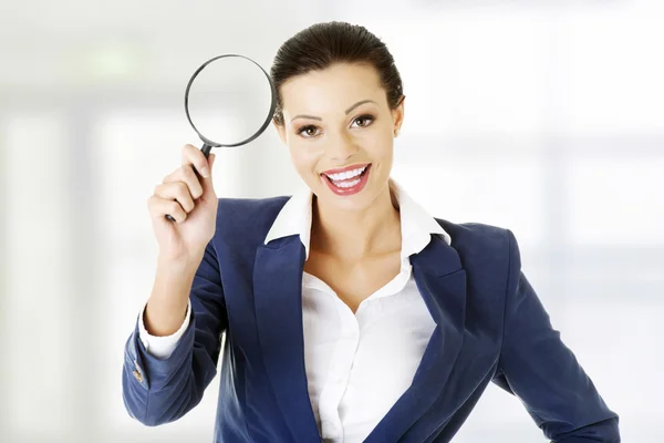 Business woman with magnifying glass — Stock Photo, Image