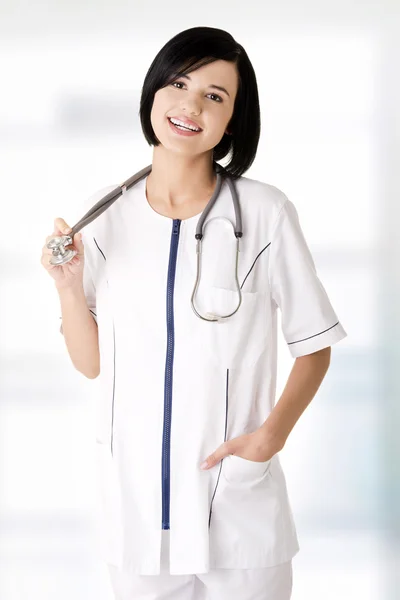 Enfermeira ou jovem médico de pé sorrindo . — Fotografia de Stock