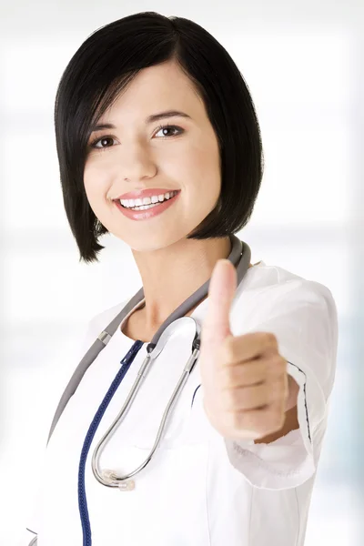 Joven doctora o enfermera haciendo gestos OK —  Fotos de Stock