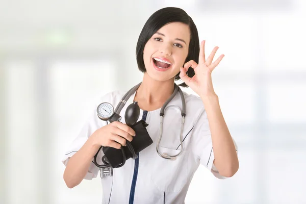Vrouw arts met manometer — Stockfoto