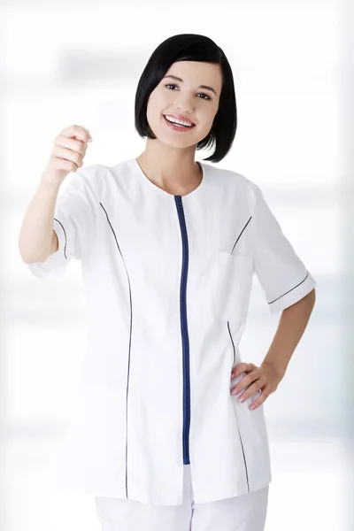 Kvinna läkare eller sjuksköterska hålla visitkort — Stockfoto