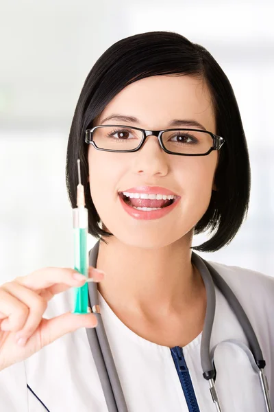 Lékař nebo sestra s injekční stříkačkou — Stock fotografie
