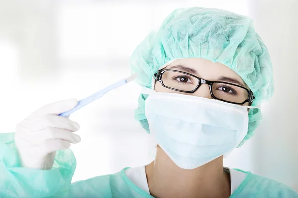 Woman doctor or nurse holding scalpel — Stock Photo, Image