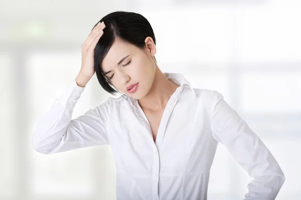 Mujer de negocios con dolor de cabeza sosteniendo la cabeza — Foto de Stock