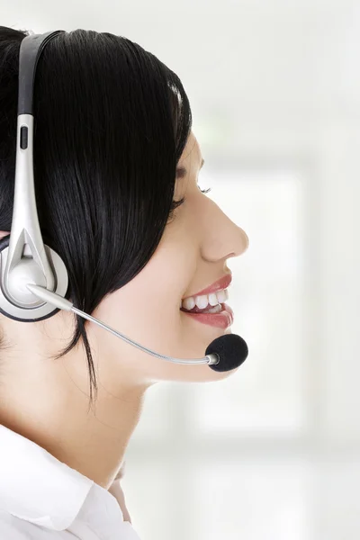 Vackra unga callcenter assistent leende — Stockfoto