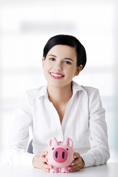 Mulher de negócios feliz com suas economias — Fotografia de Stock