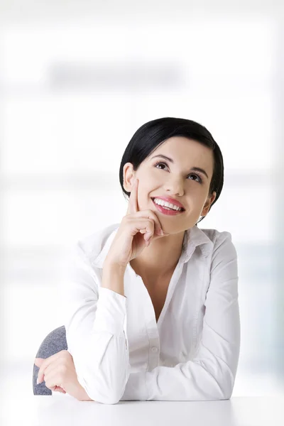 Счастливая деловая женщина смотрит на копировальное пространство — стоковое фото