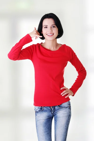 Härlig tonåring kvinnan gester "ring mig" — Stockfoto