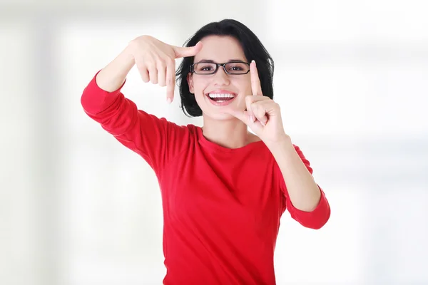 Chica feliz con la cara en el marco de las palmas . — Foto de Stock