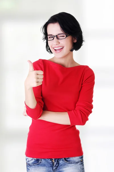 Mulher em roupas casuais gesticulando polegares para cima . — Fotografia de Stock