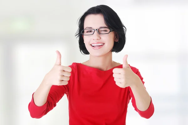 Woman in casual clothes gesturing thumbs up. — Stock Photo, Image