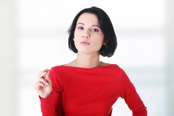 Jovem mulher fumando cigarro eletrônico-ecigarette — Fotografia de Stock