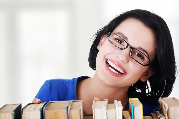 Glücklich lächelnde junge Studentin mit Büchern — Stockfoto