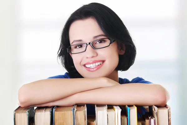 Gelukkig lachende jonge student vrouw met boeken — Stockfoto