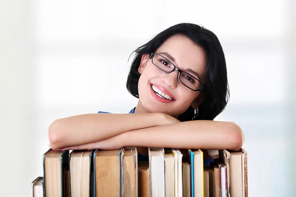Boldog, mosolyog a fiatal diák nő könyvek — Stock Fotó
