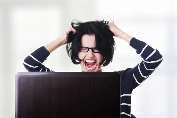 Mulher frustrada trabalhando no laptop — Fotografia de Stock