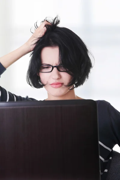 Frustrierte Frau arbeitet am Laptop — Stockfoto