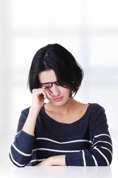 Junge traurige Frau, hat große Probleme oder Depressionen — Stockfoto