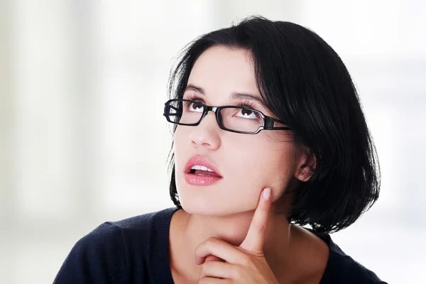 Junge schöne Frau in lässiger Kleidung denkt — Stockfoto