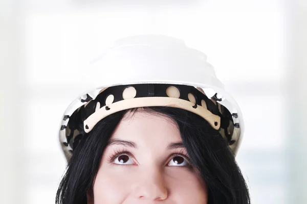 Retrato de trabajadora en casco mirando hacia arriba . — Foto de Stock
