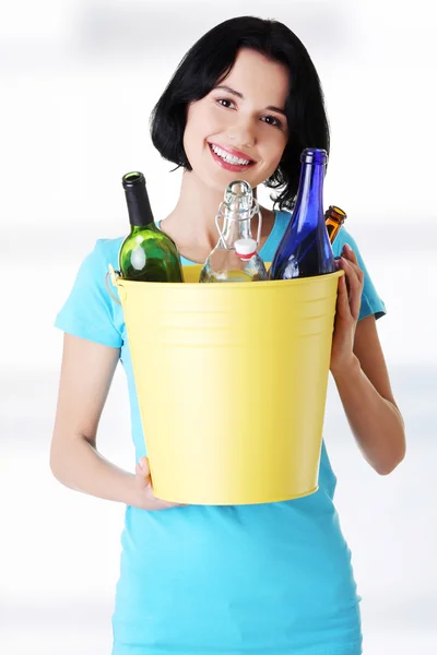 Hermosa joven sosteniendo la papelera de reciclaje — Foto de Stock