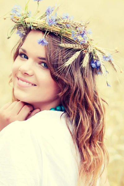 Menina bonita no campo de verão — Fotografia de Stock