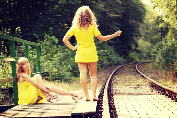 2 teen woman relaxing — Stock Photo, Image