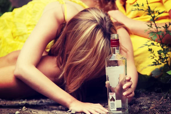 Adicción al alcohol adolescente — Foto de Stock