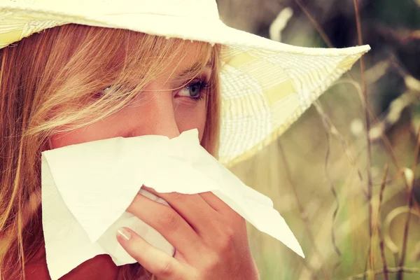Wanita remaja dengan alergi — Stok Foto