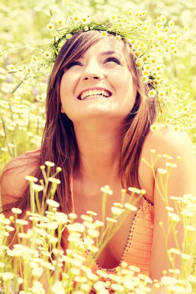 Beautiful young woman on the meadow — Stock Photo, Image