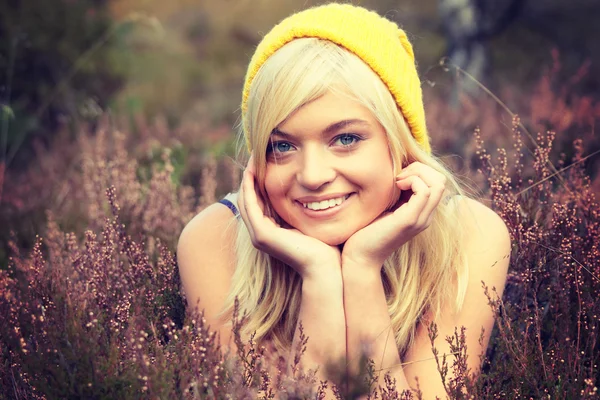 Blonde vrouw in heather — Stockfoto