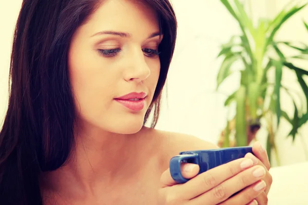 Beautiful lady is drinking coffee — Stock Photo, Image