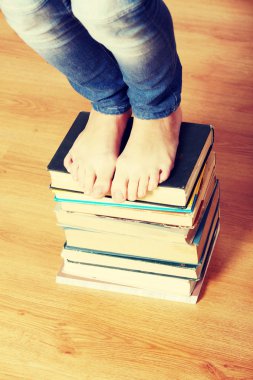 Kitaplar üzerinde duran kız