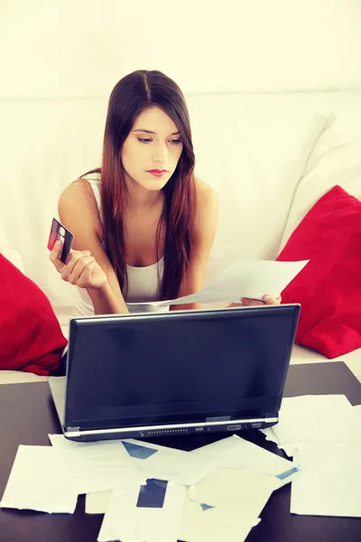 Joven mujer está pagando facturas . — Foto de Stock