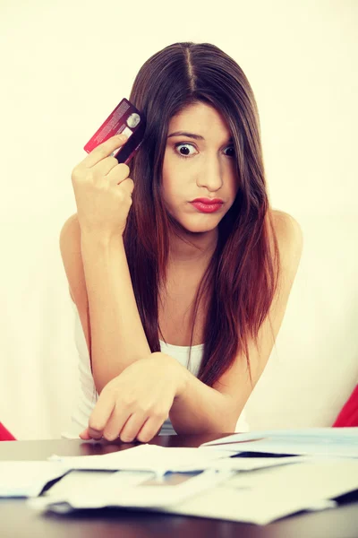 Joven mujer está pagando facturas . —  Fotos de Stock