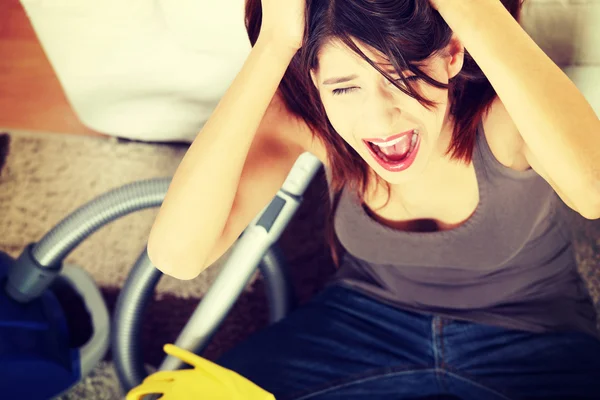 Frustratieentonado cerca a retrato de mujer joven — Stockfoto