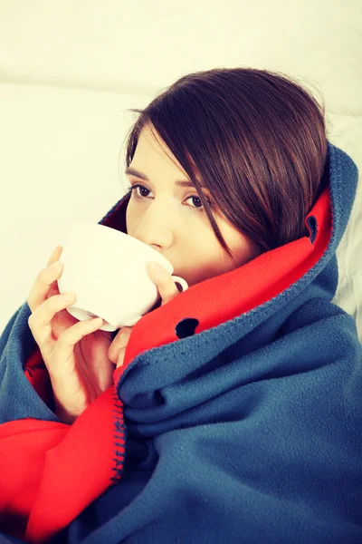 Joven mujer atrapado frío . — Foto de Stock