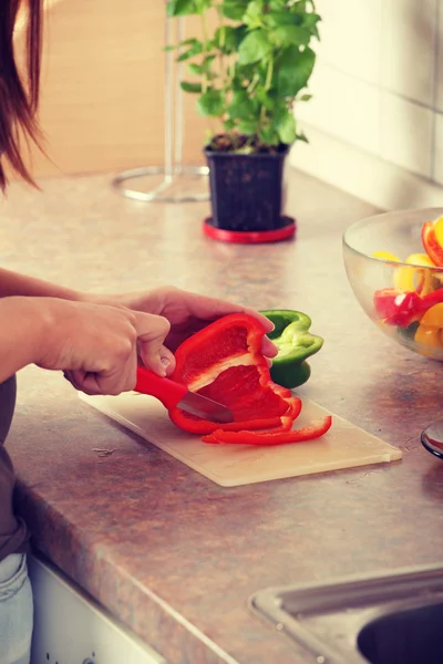 Vrouwelijke hakken voedingsmiddelen en nieuwe voedselingrediënten op de keuken. — Stockfoto