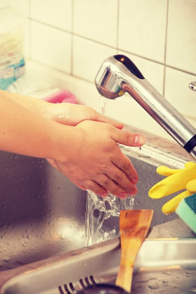 Vrouw die haar handen wast — Stockfoto
